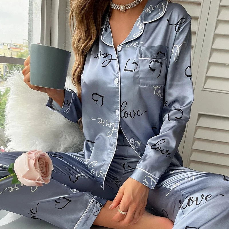 Schlafelite Langärmliger Satin-Pyjama mit floralem Design – Leichtigkeit trifft Eleganz