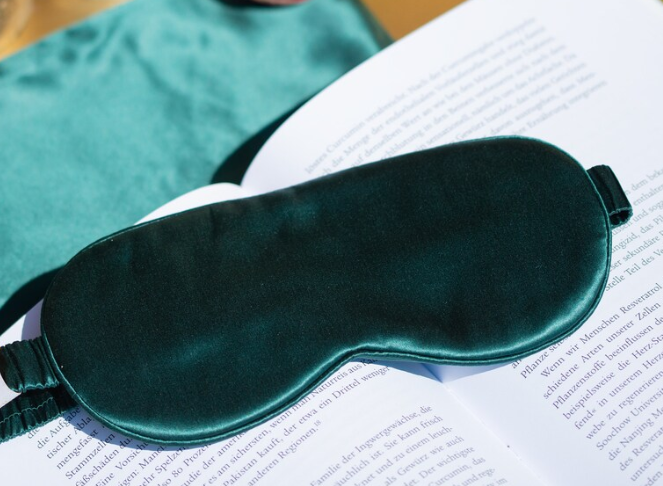 Lichtabschirmende Schlafmaske aus 100% Maulbeerseide für erholsamen Schlaf